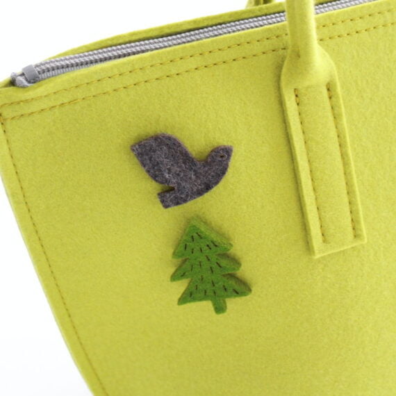 Lunch bag in green, brooches