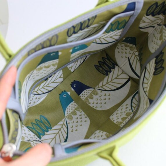 Lunch bag in green, inner bag textile design "Cluck Cluck".