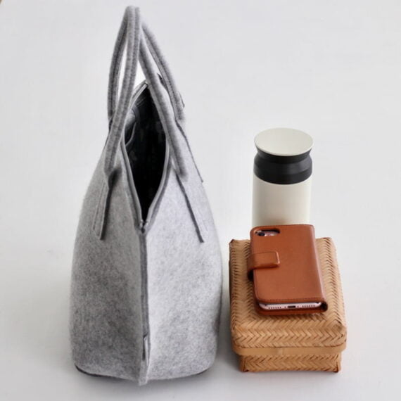 Lunch bag in light grey, a bento box, smartphone, 500ml thermos can be put in