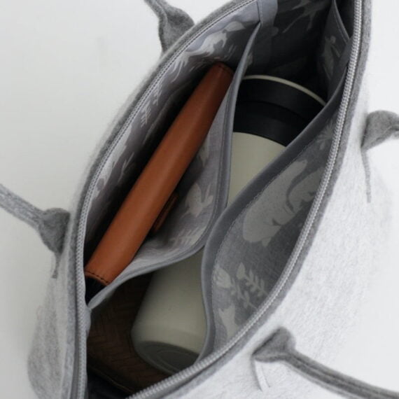 Lunch bag in light grey, contents in