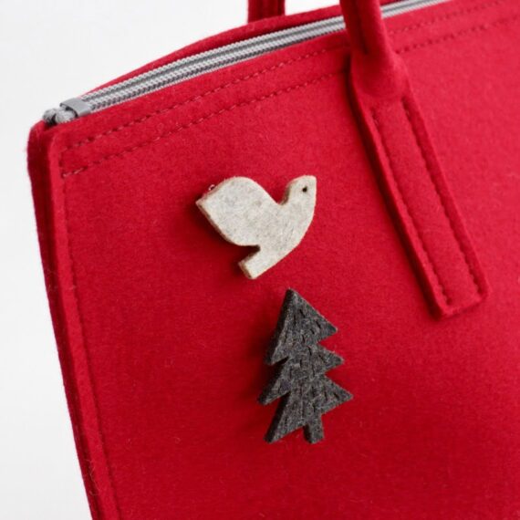 Lunch bag in red, brooches