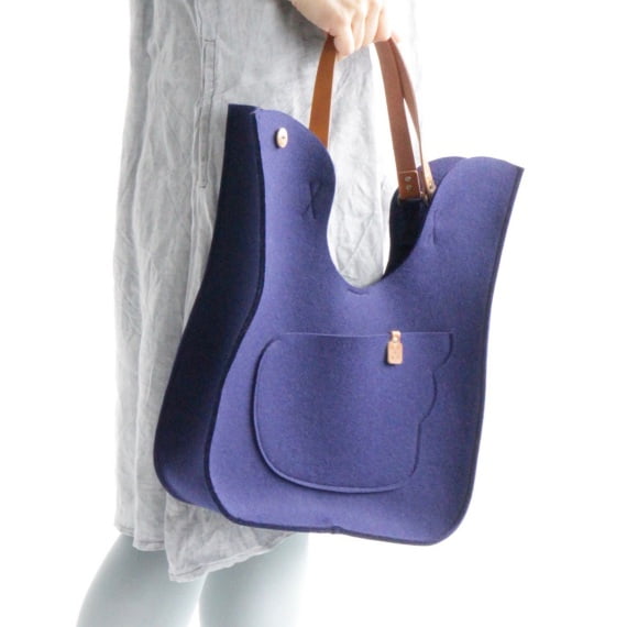 Bird handbag in navy blue with a model
