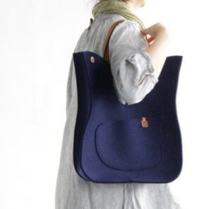 Bird handbag in navy blue with a model