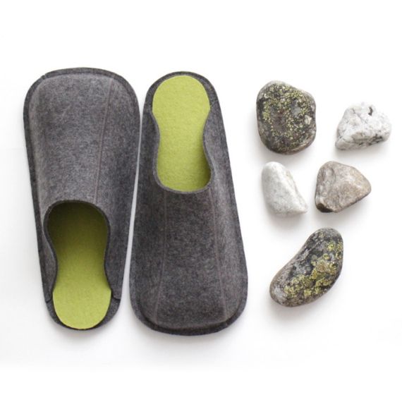 Felt slippers in dark grey with green insoles
