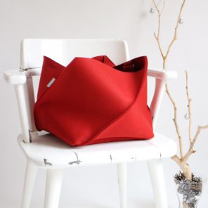 Folding Bag in red, on a chair